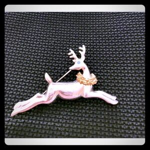 🐾 Gorgeous vintage reindeer pin